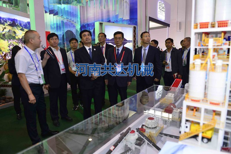 河南省副省長(zhǎng)何金平帶隊(duì)到南博會(huì)河南展區(qū)視察并參觀(guān)訪(fǎng)問(wèn)了我公司展位